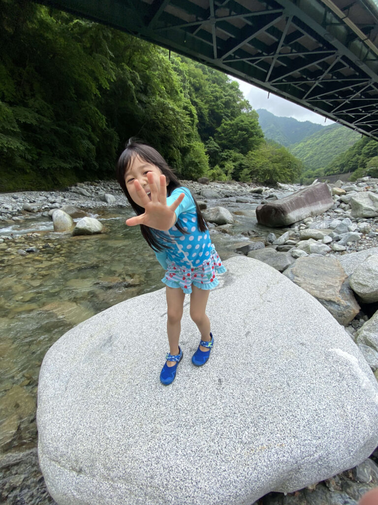 西丹沢マウントブリッジキャンプ場の川辺で遊ぶ娘