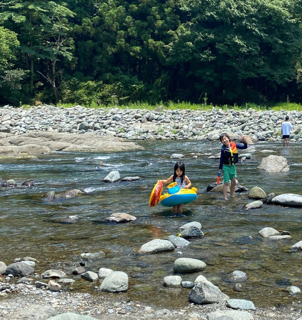 青野原オートキャンプ場で川遊びを満喫している子供達